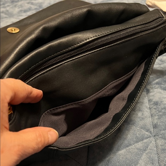 Stone & Co. Elegant Black Crossbody Bag - Picture 5 of 8